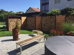 Wohnraum Garten Liguna Holzlager Aus Cortenstahl In Kombination Mit Larche Rombus Sichtschutz Hinterhof Designs Holzwand Garten Sichtschutz Larche