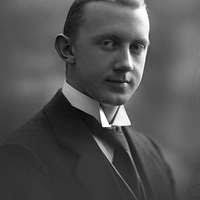 Marcel Dupré devant son orgue à Meudon