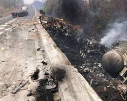 Imagem de veículos destruídos após a queda da ponte