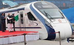 Selepas melihat beberapa buruh tidur di atas landasan, pemandu cuba menghentikan kereta api tetapi gagal, kata menteri hal ehwal. Kereta Api Laju Pertama India Bertembung Lembu
