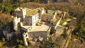 La Barben Pres De Salon De Provence Le Plus Vieux Chateau De Provence Est A Vendre 2017 Chateau A Vendre France Chateau Manoir A Vendre