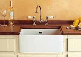 Mit den passenden farben und accessoires zeigen die. British Stoves Landhauskuchen Spulbecken Armaturen Und Kuhlschranke Handgebaute Englische Kuchen Im Landhausstil Sowie Hochwertige Britischen Herde Und Esszimmermobel