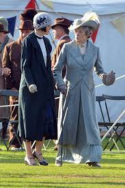 Michelle Dockery And Maggie Smith On The Set Of Downton Abbey The Movie In Wiltshire Tom Downton Abbey Costumes Downton Abbey Celebrity Inspired Dresses