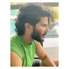 Dulquer salmaan is an indian actor, playback singer and film producer who predominantly works in malayalam cinema with few tamil films. Dulquer Salmaan S New Curly Hair Look Goes Viral Malayalam News Indiaglitz Com