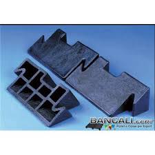 Cuscino di forma triangolare in gommapiuma a densità graduata con rivestimento in similpelle telata, ignifuga, lavabile e ad forma a cuneo 09610.s3 per lettino fisioterapico. Pallet Box Portabobine S R L Scheda Prodotto Cunei Rinoceronte Modulare Cuneo In Plastica Cunei Molto Forti Robusti A Forma Di Rinoceronte Per Il Bloccaggio Di Cilindri Modulare Peso Tara Kg 0 9