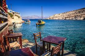 The old hippies + join group. Besucht Das Hippiedorf Matala Auf Kreta Urlaubsguru