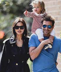 Irina shayk looks effortlessly cool in a black tank top and distressed jeans with daughter lea in new york. Pin By Rachel Neyens On Irina Shayk Bond Girl Outfits Irina Shayk Irina Shayk Style