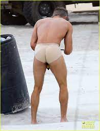 Zac Efron Runs Around Shirtless & Nearly Naked in These Amazing Photos!:  Photo 3357331 | Shirtless, Zac Efron Photos | Just Jared: Entertainment News