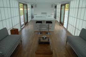 En la primera dos cuartos de igual área, en el segundo sala y comedor con áreas iguales y en. 10 Casas Flotantes Vida Sencilla Minimalista Y Economica Faircompanies