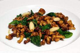 Recette De Poelee De Girolles Aux Amandes Et Citron Par Alain Ducasse Poelee De Girolles Recette Girolles Recette De Fricassee