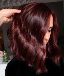 I capelli color rosso intenso sono sensuali e bellissimi, ma a chi stanno bene? Capelli Rosso Scuro 20 Foto Idee Per Trovare Il Look Perfetto