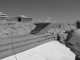 Este fim de semana a entrada é livre para quem quiser visitar o icónico equipamento, da autoria de siza vieira, mas os banhos só começam a partir de dia 19. Alvaro Siza Piscina Das Mares 1966 Porto