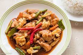 Tidak lupa memasukkan daun kari supaya makin menjadi wanginya. Resepi Ayam Masak Kam Heong