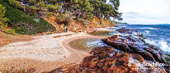 Collobrières ist ein ruhiges, erholsames dorf im schatten der platanen. Strand Des Pins Penches Carqueiranne Var Frankreich Beachrex Com