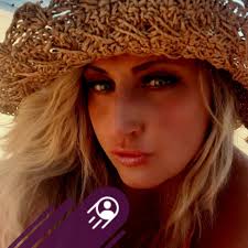 Vedci skúmali, že ideálna žena by mala merať vraj 168 cm.. Čo si to tom  myslíš? Naša Michaela Mishuls Kertészová tento výskum bojkotuje 😂😂😂  #156cm rulez #slovakgirl #europa2 #e2sk #michaelaonair #radiospeaker  #slovakiagirl #radiopresenter