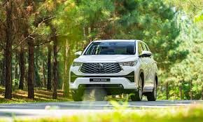 Toyota Innova Cross: giá lăn bánh 3/2025, TSKT, đánh giá chi tiết