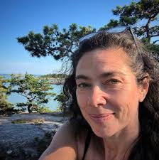 🌸 Idag tog jag farväl av min älskade vän Paula Riesterer i Nacka kyrka.  Det var vackert. Prästen beskrev dig och ert möte innerligt. Och höll en  värdig ceremoni. Så fint att