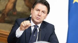 Lunedì 20 maggio si è tenuto un consiglio dei ministri molto atteso, dopo che nei giorni scorsi c'erano state diverse polemiche tra il presidente del consiglio giuseppe conte e il ministro dell'interno matteo salvini, e tra quest'ultimo e il ministro dello sviluppo economico luigi di maio. Conte Firma Dpcm Per La Fase 2 Se Ami L Italia Mantieni La Distanza