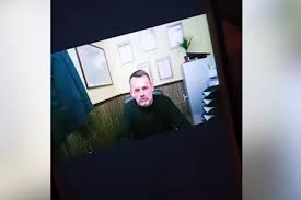 Смотрите, как сотрудник органов по видеосвязи разводит пенсионерку