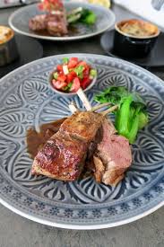 Lammkrone Mit Whiskey Kirschsauce Erdafelgratin Als Perfekte Hauptspeise Fur S Ostermenu Lamm Gehort Fur M Kirschsauce Schnelles Essen Fur Gaste Hauptspeise