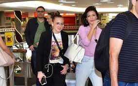 Vitória strada e marcella rica posam agarradinhas na piscina. Vitoria Strada E Fotografada Com A Namorada Marcella Rica Em Aeroporto Quem Quem News