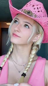 Kayla Boyce's Instagram, Twitter & Facebook