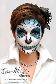 Kinderschminken Bei Der Preisgekronten Facepainterin Und Instruktorin Farbenverkauf Eine E Face Painting Halloween Face Painting Halloween Face Paint Designs
