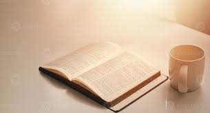 Abra Uma Biblia Pela Janela Com Uma Xicara De Cafe Para A Luz Da Manha E Coloca Lo Em Uma Mesa De Madeira Com Uma Luz De Janela 4828132 Foto De Stock No