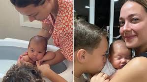 Mãe do primeiro filho de Neymar, Carol Dantas dá banho em Mavie durante  visita