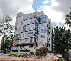 Las autoridades indicaron, además, que en su vehículo se encontraban alrededor de 80 kilos de un explosivo los relatos recabados por medios colombianos señalan que el auto estalló al chocar contra el edificio de la escuela. Medellin Se Deshace Del Edificio Monaco Simbolo Del Poder De Pablo Escobar El Diario Ecuador