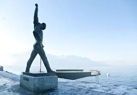Situated on the promenade & overlooking lake geneva & the french alps, the statue looks beautiful & is a fitting tribute for the legend that was freddie mercury. Hd Wallpaper Side View Of Freddie Mercury Bronze Statue Montreux Switzerland Wallpaper Flare