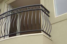 Pengulangan bentuk ini akan semakin terasa elegan jika ada kedinamisan yang diperlihatkan. 8 Ide Railing Balkon Ciamik Untuk Hunian Kesayangan