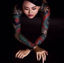 Tattoo Arm Frau Bunte Japanische Tatowierungen Armel Tattoo Schwarze Haare Blaue Schlange Coole Tattoos Japanische Tatowierung Tattoo Armel Frauen