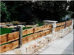 Rustikaler Holzzaun Aus Larche Garteneinfassung Bretter Robinie Fahrradstander Mobel Robinienpfahle Geschliffen G In 2020 Holzzaun Larchenzaun Gartenbrunnen