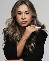 Prazer, meu nome é SANDRA! 40 anos , MAQUIADORA. Mae do Lucas de 9 anos . A  7 anos estou na internet divulgando meu trabalho e compartilhando meu dia a  dia .