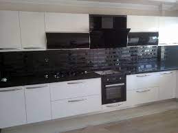 Yeşil mat şekilde kullandığınızda dolaplarda gerçekten de priz ve aydınlatma mutfakta bir çok yerde kullanma ihtiyacı duyacağınız bir gereçtir. Kanepe Fikri En Iyi Kirmizi Siyah Mutfak Dolap Modelleri