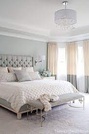 Klassicheskij Interer Spalni Vsegda Ukrasit Nebolshaya Myagkaya Banketka Kotoraya Komfortno Raspol Cozy Master Bedroom Master Bedrooms Decor Small Master Bedroom