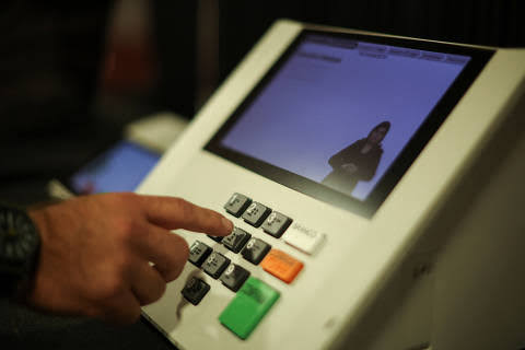 Elei&ccedil;&atilde;o tem 158 mi aptos a votar em disputa acirrada - 04/10/2026 - Pol&iacute;tica - Folha