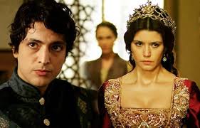 İlişkisini gözlerden uzak yaşayan taner ölmez, kendisi gibi oyuncu ece çeşmioğlu ile aşk yaşıyor. Taner Olmez Muhtesem Yuzyil Kosem De