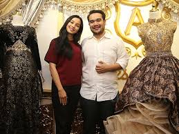 Padukan dengan basic pants atau rok dengan warna yang matching agar anda tampil memukau. Nikah Dengan Bangsawan Malaysia Begini Baju Pengantin Tya Arifin