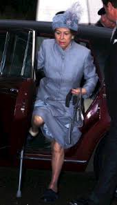 La regina elisabetta è presente godendo il suo passatempo preferito, soffiando bubblegum. La Repubblica Mondo E Morta Margaret Principessa Irrequieta
