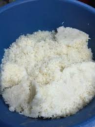 ناسي داڬڠ, trader's rice) is a malaysian dish consisting of rice steamed in coconut milk, fish curry and extra the terengganu version uses the normal white rice, while the kelantanese variety uses a type of rice locally called 'beras nasi dagang', which is a type of wild rice. Nasi Dagang Angkat Beras Y Dikukus Dan Dimasukkan Ke Dlm Besen Biru Ni Recipes Food Feta
