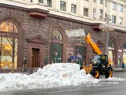Синоптики говорят, что снег в московской области может пойти еще несколько раз в конце мая 2020 года. Newsru Com V Moskve Naryadu S Nevidimym Snegom Poyavilsya Pervyj Postoyannyj Sugrob Foto Video