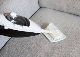 Du solltest öfter dein sofa reinigen damit es lange schön bleibt. Sofa Reinigen Mit Diesen Mitteln Wird Die Couch Richtig Sauber