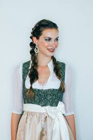Frisuren selber machen anleitung kurze haare dirndl frisuren>. How To Elegante Dirndl Frisur Furs Oktoberfest Magazin
