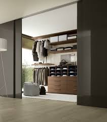 Die garderobe ist im lauf der zeit zu einem unverzichtbaren die moderne ausstattung der zeitgenössischen wohnungen und die verbreitung des skandinavischen designs hat. Garderobe Selber Bauen Jeder Kann Solche Garderoben Selber Bauen Wardrobe Design Modern Modern Closet Interior Design Living Room