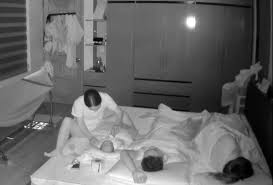 Camera ghi cảnh giữa đêm vợ chồng đang ngủ, mẹ chồng âm thầm làm một việc khiến con dâu phải đi kể khắp nơi 👇👇👇