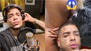 De acordo com informações do g1, o funkeiro chegou a ser levado por. 18 Mc Kevin Posta Foto Com Mulher Pelada E Anuncia Estar Solteiro Tops Do Momento