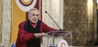 Aydemir akbaş, 1964 yılında evlendiği eşi tiyatro oyuncusu beyhan benek'le üç kez ayrıldı, dört kez evlendi. Kanser Teshisi Konulan Usta Isim Aydemir Akbas Kimdir Haberler