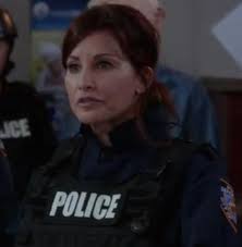 Miten luutnantti Hawkins keksi, että Jake ja Rosa olivat hänen kimpussaan?  : r/brooklynninenine